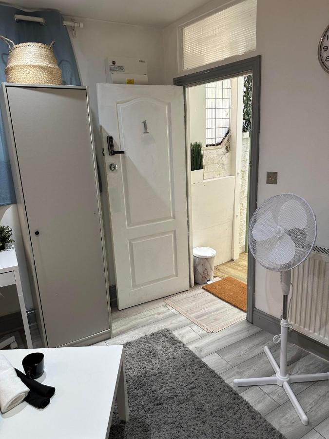 Charming Studio Apartment In London Exterior photo